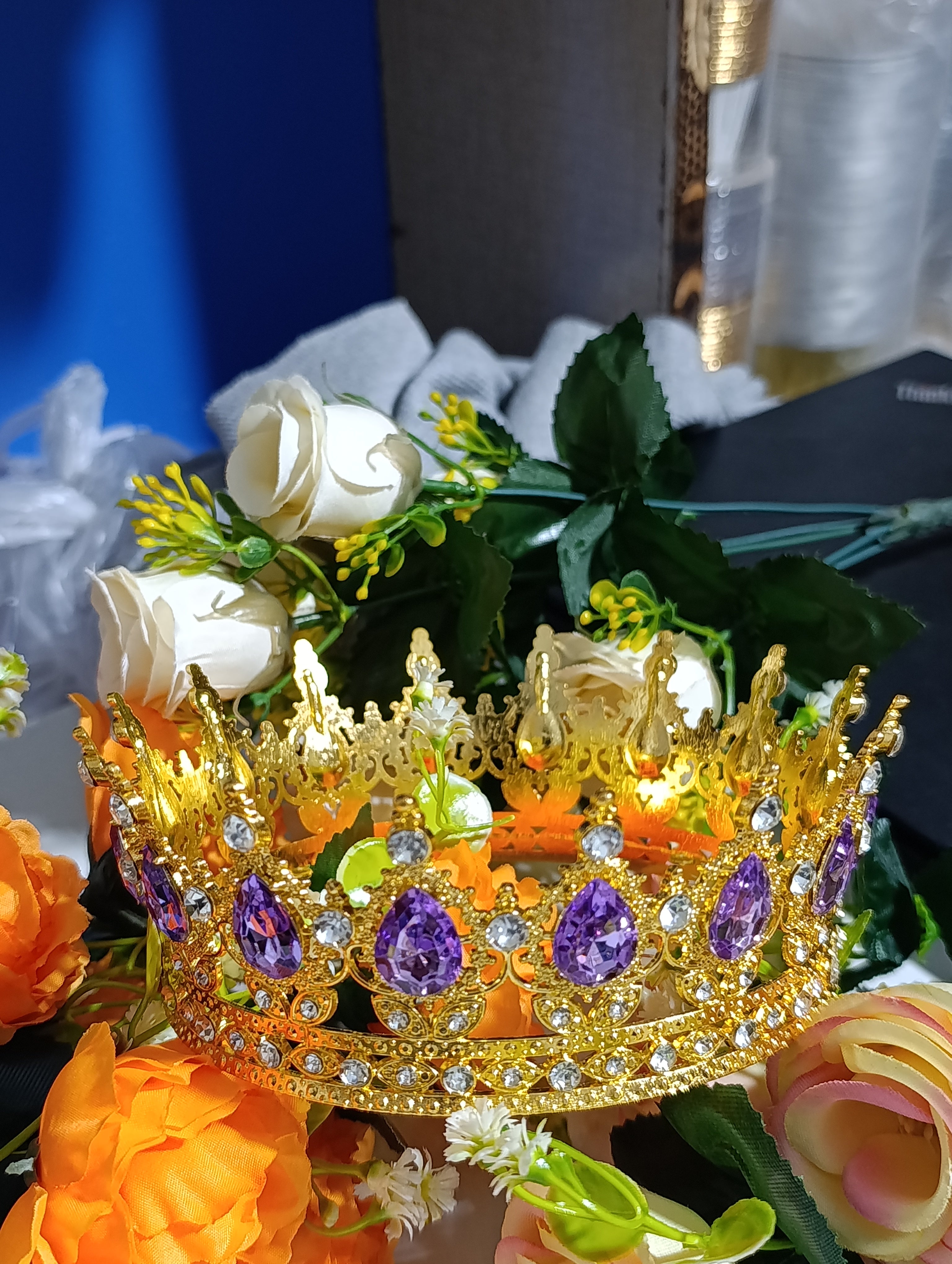 Metal crown for cake decoration